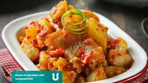 Ayam goreng is an indonesian and malaysian dish consisting of chicken deep fried in oil. Resep Masakan Pedasnya Sambal Goreng Kentang Krecek Kumparan Com