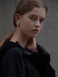 9/19 fri 22:00- marguerite earring -black-【grace】 マーガレットをモチーフとしたイヤリングです。  中央のにブラックカラーの石を使用し、モチーフ全体が甘くならず、コーディネートのアクセントになるように仕上げました。  マーガレット全体から放たれる輝きをお ...