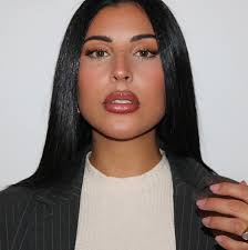 Eva Davis's Instagram, Twitter & Facebook