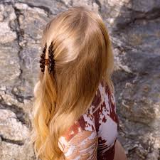 I have my hair up in a claw almost 80% of the time and since i get so many questions about it i figured i'd quickly show you how i achieve this su. Large Jurassic Hair Claw Hair Claws Tegen Accessories