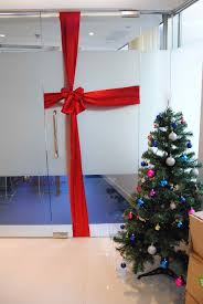Lovely Christmas Decoration Ideas For Office Glass Doors Prekhome Office Christmas Decorations Classroom Christmas Decorations Christmas Cubicle Decorations