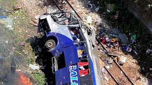 Check veekay travels online bus fares, find time table and online bus ticket reservations with zero booking fees. Brazil The Bus Fell Off The Overpass They Are Killed And Wounded Polish News