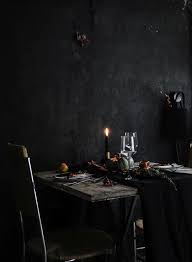 Halloween Dramatic Table Setting Idea Dramatic Table Dramatic Table Setting Halloween Table Settings