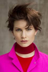 Easy blonde pixie cut with long fringe & brushed back long sides. Hairstyles Kurz Braun