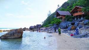 Tempatnya yang asri dan tersembunyi membuat pantai ini jadi favorit warga aceh yang mau bersantai. Eky S Momong Resort Home Facebook