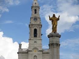 Every sunday, the mass at 11:00 am, celebrated in the prayer area of the shrine, is also broadcasted live. Kirche Und Kommerz Beim Besuch In Fatima