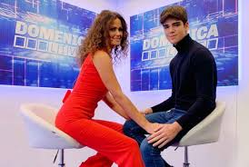 Solo le persone a me veramente molto vicine sanno cosa ho passato, samantha de grenet confessa a vieni da me, la trasmissione di caterina balivo, di aver trascorso un anno difficile in cui ha avuto una malattia e si è dovuta operare. Gf Vip Chi E Brando Barbato Figlio Di Samantha De Grenet Eta Foto Instagram Donnapop