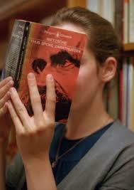 یوه کلمه یا یوه جملي د هغه ناڅاپه باد په څیر کیدی شي چې راځي او د ټولې ورځې  وزن له ځانه سره وړي. یا برعکس يي .... ځ.. 🪽🤍 Mena Alamyar #