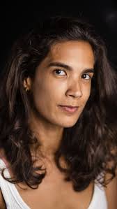 Depois de 8 anos fotografando casamentos e famílias, esse é o segmento da  fotografia que escolhi como atual propósito: o de retratar pessoas, em  especial, não posso negar, o público feminino. Fazer ...