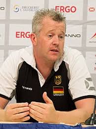 Prześlijcie mi swoje historie, a bohater tej z nich, która poruszy mnie najmocniej, otrzyma mój medal. Vital Heynen Wikipedia