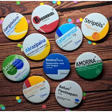 En las bodas, cada momento vivido es único.y nuestros packs de chapas con frases divertidas, están creados especialmente para el rato más divertido, bailongo y alocado de ese día.o sea. Chapas Boda Pack Medicamentos Del Amor