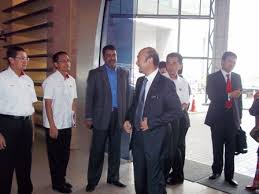 Menteri pertanian dan industri makanan dr ronald kiandee (bersatu) timbalan menteri i: Kementerian Perdagangan Antarabangsa Dan Industri