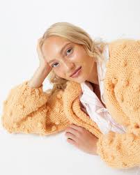 NEW IN Lova x Veronica Verho 💚🧡💗 ”Neulominen merkitsee mulle rauhaa,  raivoa, luovuutta ja rakkautta.”