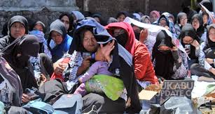 Ia mengajar di sdn padang baka, kelurahan rimuku. Kisah Guru Honorer Di Sukabumi 15 Tahun Mengajar Gali Tutup Lobang Untuk Makan Anak