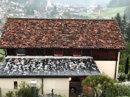In wolhusen hat der hagel die ziegeldächer der häuser reihenweise zerstört. Unwetter In Wolhusen Sporthalle Ist In Desolatem Zustand Zentralplus