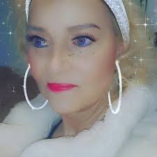 Elizabeth Vickers (@missev10) • Instagram photos and videos