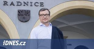 Zvolení Ratha zastupitelem Hostivice bylo neplatné, rozhodl soud