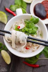 Realisez La Au Micro Ondes En 4 Minutes Seulement La Soupe Tonkinoise En Portion Individuelle Recettes Chicken Pho Easy Weeknight Meals Weeknight Meals