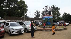 Bentuk perubahan mereka adalah penyimpangan atau pelanggaran terhadap adat istiadat nenek moyang yang sangat dipegang teguh oleh masyrakat dan pemuka adat di baduy dalam. 5 Alasan Mengapa Masyarakat Baduy Kini Enggan Dikunjungi Wisatawan Lagi Kumparan Com