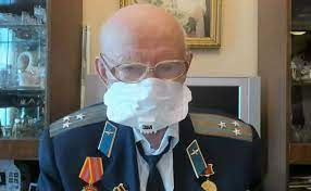 Это же прямо показывают тот эпизод, когда, значит, ветеран узнал о том, что его оскорбил навальный, и ему стало плохо. Veteran Otkazalsya Uchastvovat V Sude Po Delu Navalnogo Politika Rbk