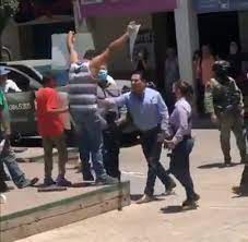23 august 1965 la carácuaro, michoacán ) este un politician mexican afiliat cu partidul revoluției democrate (prd) și actualul guvernator al michoacán. Silvano Aureoles Pushes A Teacher Who Claims Him In A Viral Video Demonstration Archyworldys