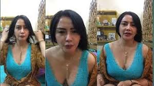 Karena detail tersebut, area sensitif tante pemersatu bangsa ini terpampang nyata. Sisca Mellyana Instagram Stories 9 March 2019 Live Stream