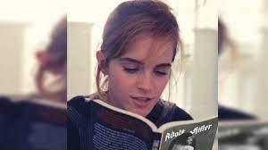 Se hacen virales unas grabaciones falsas de Emma Watson leyendo el 'Mein  Kampf' de Adolf Hitler