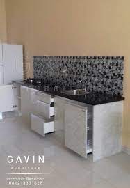 Kabinet dapur di bagian atas dan bawah berwarna putih. Harga Lemari Dapur Rak Piring Lemaridapur Net