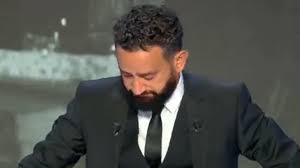 Une pluie d'hommages du monde du spectacle et de la politique. Ugnhne5b7281cm