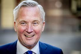 GeenStijl: Eric 'hoe meer asielzoekers hoe beter' van der Burg kan  asielzoekers niet kwijt, stuurt dreigbrief