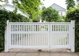 Asymmetrisches Holzgartentor Mit Sichtzschutz Senkrechte Staketen Schutzen Vor Unerwunschtem Einblick Sichtschutzto Eingangstor Design Tor Design Gartentor