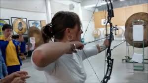 Solitamente chi inizia a tirare con l'arco si immagina un arco olimpico, perché è molto più facile vederlo alle olimpiadi appunto, o rappresentato in il consiglio è quello di iniziare con un arco scuola, un arco classico in legno pensato apposta per permettere al neofita di apprendere la tecnica di tiro. Tecnica Arco Compound Youtube