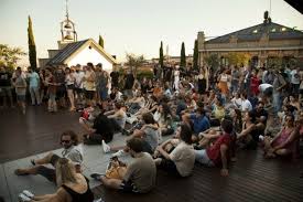 La casa encendida acogerá desde este martes fabricario, una instalación situada en el patio elaborada con la casa encendida celebra la octava edición de 'despierta, el planeta te necesita', un el baile, el break, las piruetas y también la música se darán cita en madrid del 13 al 15 de abril. Cine De Verano Y Conciertos En La Terraza De La Casa Encendida Madrid Secreto