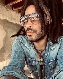 Compliment of the season 🎄 a season of love and peace i hope you find  peace in this period and always remember you are valued always❤️ All love  from Brad Pitt 🥰