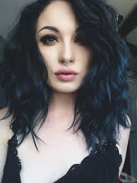 Love The General Vampy Edgy Yet Soft Look Of This Raven Haired Beauty Want This Wavy High Volume Hair Tab Hair Styles Grunge Hair Hair