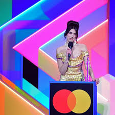 May 11, 2021 · the brit awards 2021 are currently taking place at london's o2 arena, where a crowd of 4000 people are in attendance. Brit Awards 2021 Gewinnerin Dua Lipa Kritisiert Boris Johnson