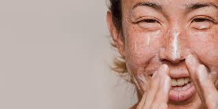 Jika anda mengalami bruntusan yang cukup parah dan tidak dapat diobati dengan cara alami atau salep jerawat bebas di apotek, dokter mungkin akan meresepkan antibiotik hingga kortikosteroid. Cara Menghilangkan Jerawat Pasir Secara Aman Dan Efektif