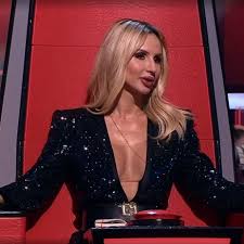 Светлана лобода обычно ведет закрытый образ жизни, но вдруг рассказала, что еще два года назад перевезла всю семью в европу, а также призналась, что счастлива в отношениях и готовится снова. Svetlana Loboda Poyavilas V Pervom Vypuske 8 Go Sezona Shou Golos Deti V Plate S Ekstremalnym Dekolte Vokrug Tv