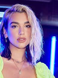 Born 22 august 1995) is an english singer and songwriter. Dua Lipa S Dark Brown Hair Is Back By Popular Demand See The Photos Allure