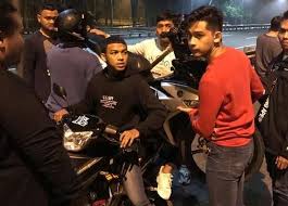Semalam (24/9/2012) berlaku satu kemalangan maut yg melibatkan 3 buah lori, 3 buah kereta dan 4 biji motosikal di persimpangan lampu. Puas Tahan Kereta Semua Tak Berhenti Polis Pula Kasi Saman Akhirnya Motor Naik Motor Bukti Kasihnya Sahabat Viral Mstar
