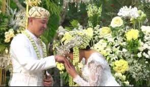 5 kata kata sedih buat orang tua. Yura Yunita Mohon Doa Restu Pada Tamu Virtual Yang Turut Saksikan Pernikahannya Kumparan Com