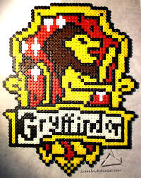 Jamais 2 Sans 3 Celui Ci Est Pour L Aine De Mes Neveux Un Peu Galere A Realiser Mais On Reconnait Bien Le L Harry Potter Perler Beads Hama Beads Pixel Art