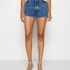 Short ample en jean enduit taille haute coupe ample fermeture zippée avec 1 bouton sur l'avant 2 poches cavalières et 1 poche ticket devant, 2 poches plaquées au dos passants pour la ceinture denim effet enduit pinces sous la taille taille élastiquée 1