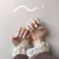 ネイル禁止 but 指先おしゃれ諦めないで ネイルチップで休日もっと楽しも したいが見つかる 流行先取りメディア petrel ペトレル ネイル 薔薇 ネイル おしゃれネイル