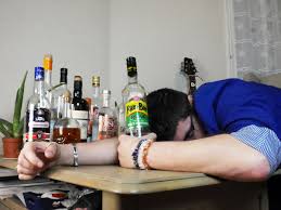 Environ un tiers de ces morts serait lié à une maladie du foie, et 18 % à une surdose. Suis Je Alcoolique Rhum Et Whisky