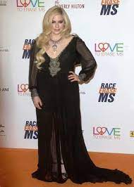 When she wore chokers, we wore chokers. Avril Lavigne Avril Lavigne Style Avril Lavigne Bad Dresses