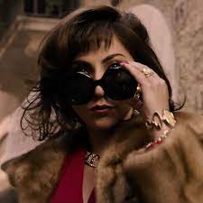 The movie is based on the 2001 book the house of gucci: S0iwboefs 4ilm
