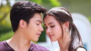 Hân hoan nghe bạn gái mời ngủ lại, đang lúc ngọt ngào đứa bé chạy ra thốt  câu hóa đá