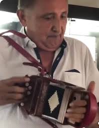 ERASMO VEGA "LOS PATA PELÁ". Erasmo Bocanegra Vega, se inició en el arte de  tocar acordeón a la edad de 7 años en su pueblo natal Carreto,  corregimiento de El Piñón, Magdalena.