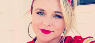 Miranda Lambert Shows 'Best Chest In The Business' In Pantsuit